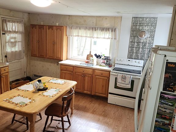 3rd image of 195 Maple St