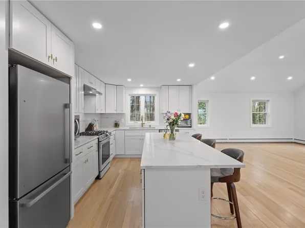 9 Country Pkwy, North Providence, RI 02911