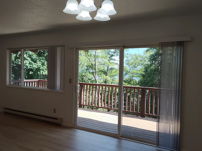 Dining area to balcany
