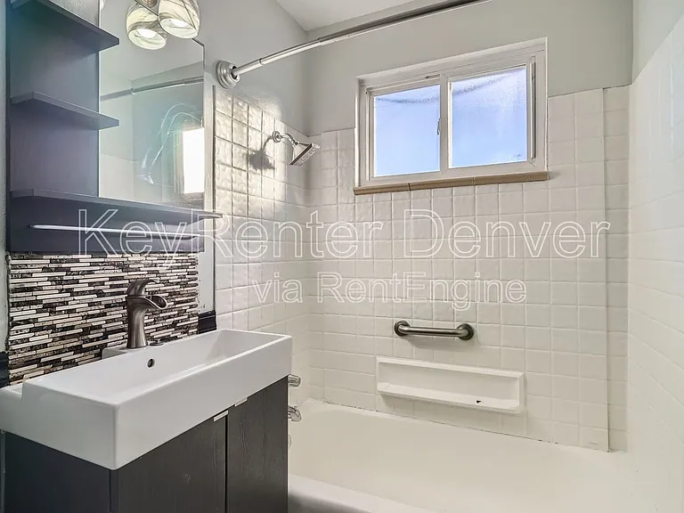 922 N Newton St — Photo 6