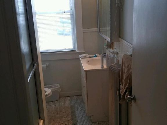 5th image of 220 Loring Ave #1