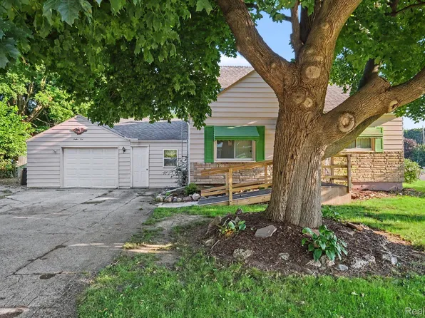 1210 Simca St, Flint, MI 48507