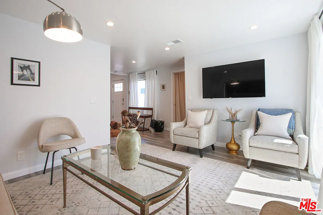 2 bed, 1.0 bath, $3,000 — Photo 3