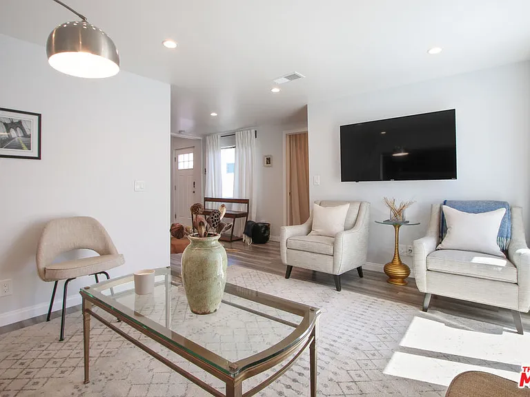 6438 Rhea Ave — Photo 3