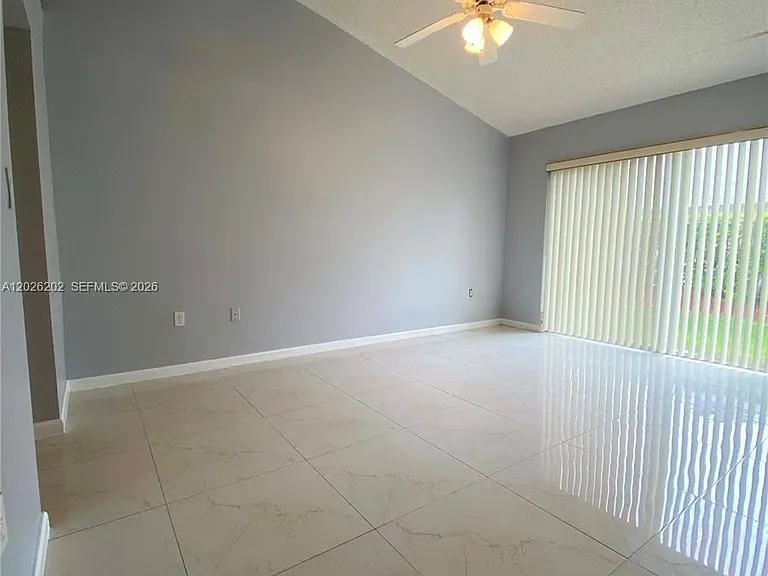 487 SE 20th Dr — Photo 6