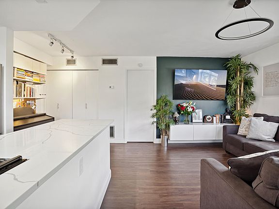 4th image of 306 NE 1st Ave APT 210