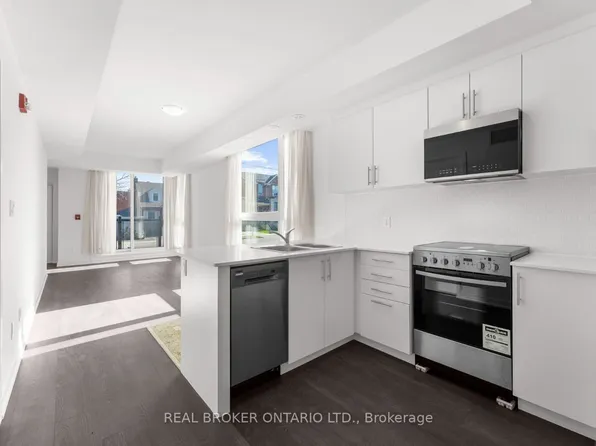 16 Marquette Ave #5, Toronto, ON M6A 0E1