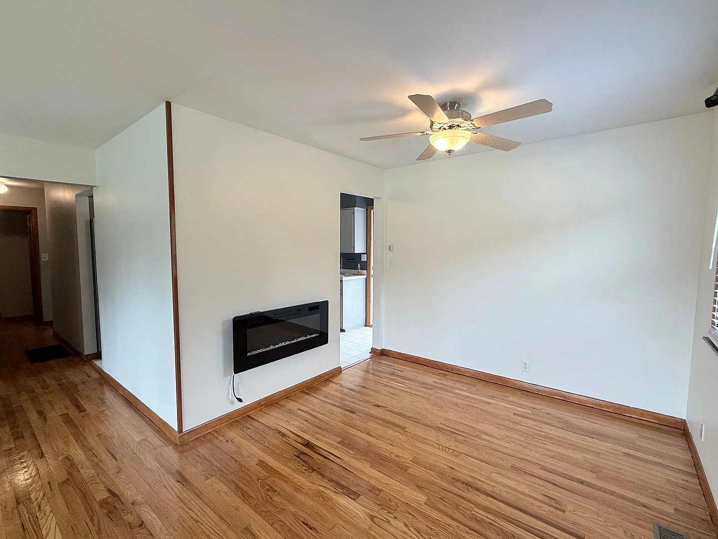 Spacious 4 bed / 2 bath home — Photo 3