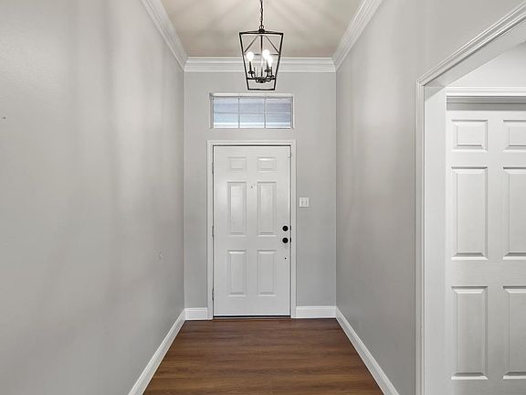 4th image of 325 Fannin Dr