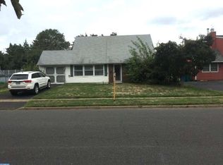 61 Plumbridge Dr, Levittown, PA 19056