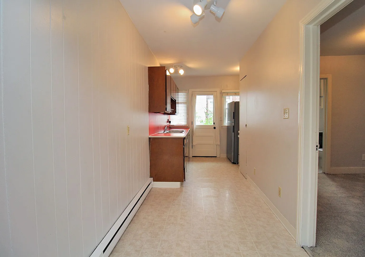 Charming Vintage Irvington Apartment in Brick Courtyard Complex — Photo 1