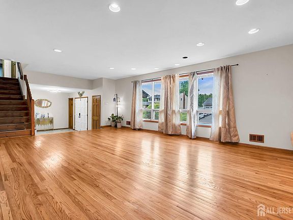 4th image of 16 Woodmere Rd