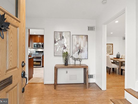 5th image of 4854 Reservoir Rd NW