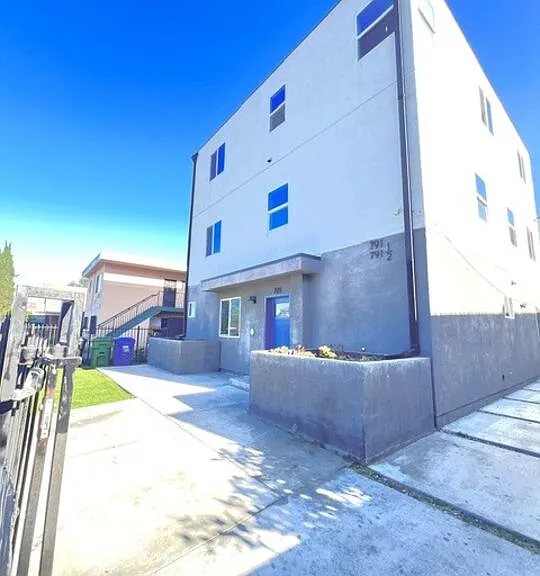 789 E 41st Pl — Photo 1