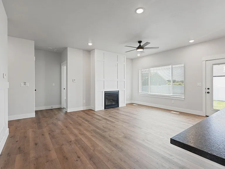 656 Jeanine Dr — Photo 13