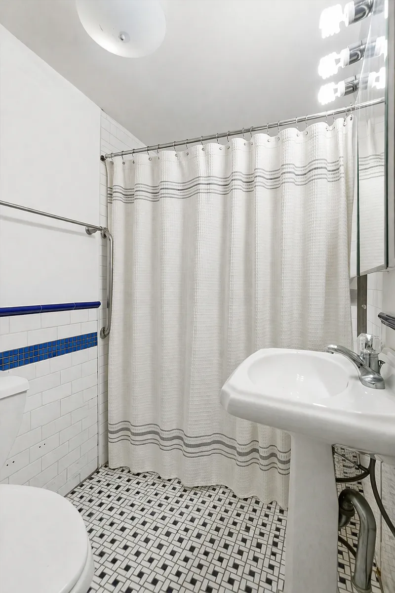 Building Photo - 129 W 94th St #1R