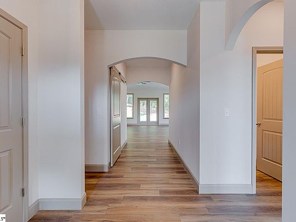 5th image of 4 Marion Meadow Ln