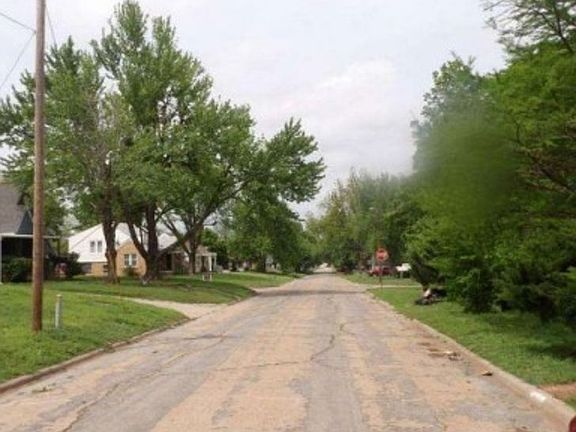Exterior Neighborhood (street photo)