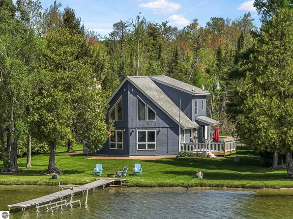 7550 E Sierra Dr, Traverse City, MI 49684