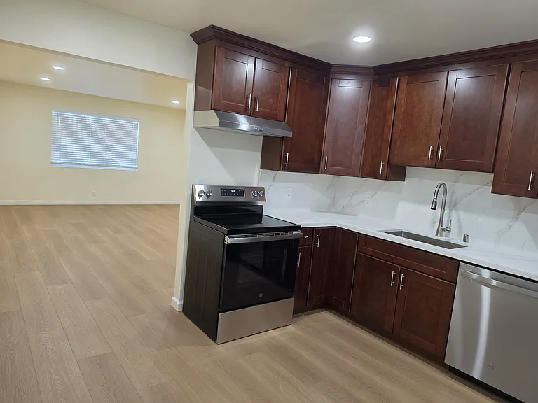 1024 Valencia Ave — Photo 3