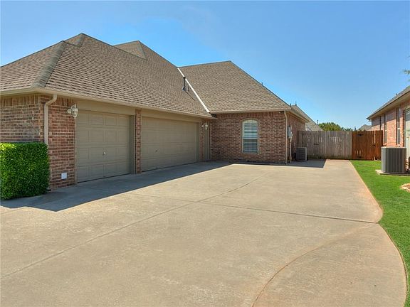 4th image of 1108 Camelot Dr