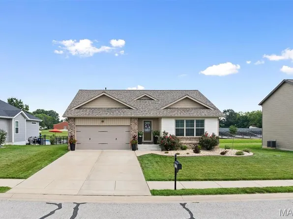 304 Olyvia Dr, Saint Jacob, IL 62281