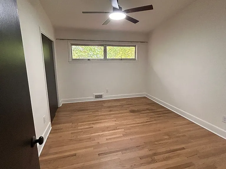 271 Lakeside Dr — Photo 2