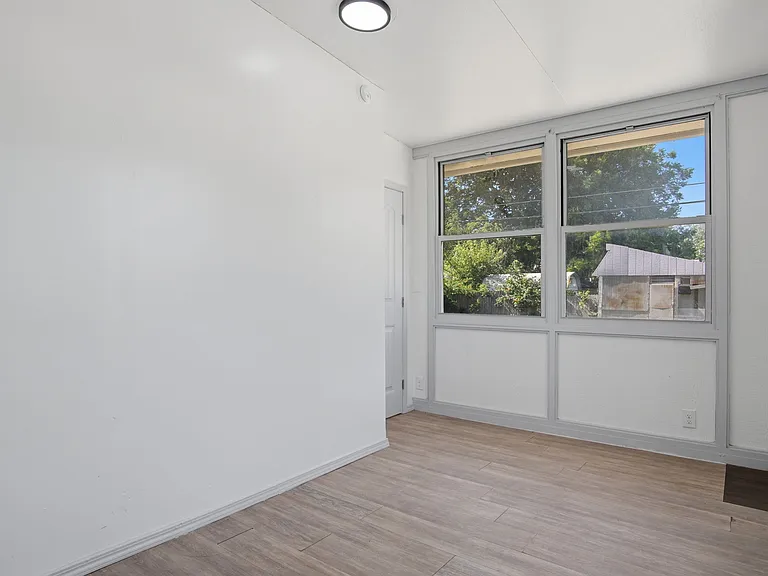 549 E Ercoupe Dr — Photo 12