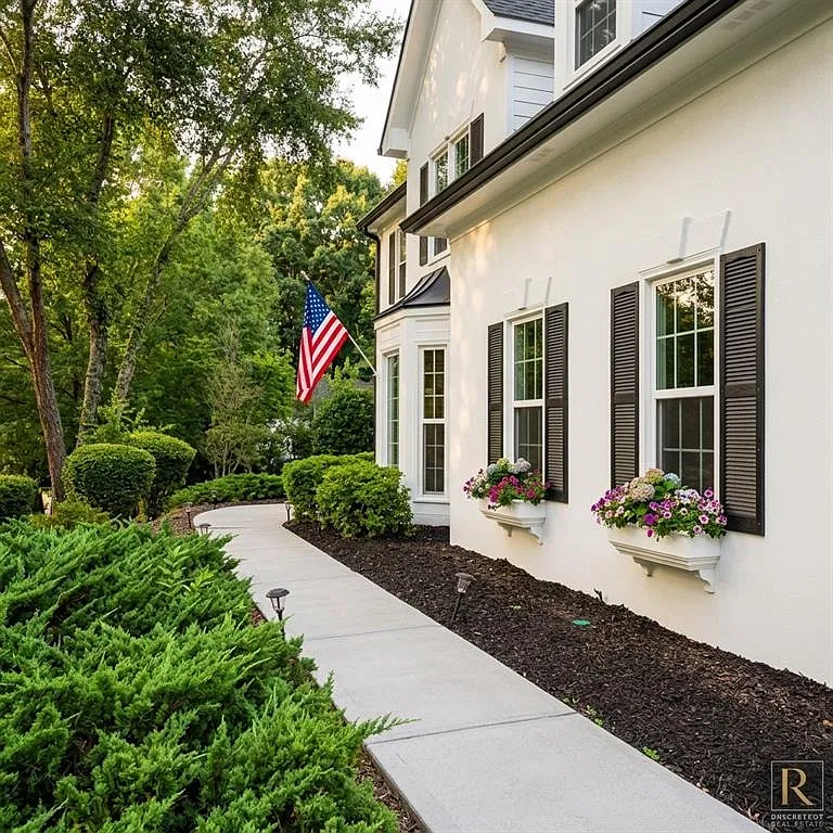 4 bed, 2.5 bath, 2484 sqft, $3,500 — Photo 2