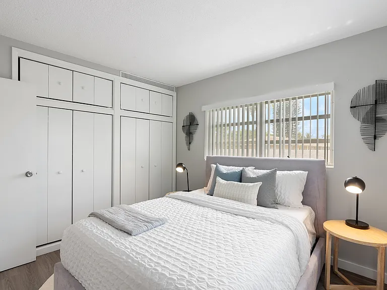 550 NE 20th St #8 — Photo 6