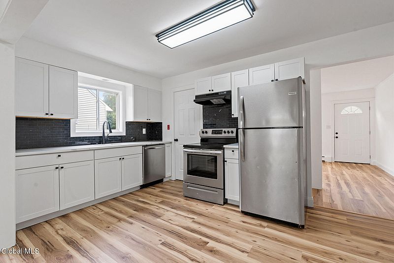 4th image of 10 Perry Avenue