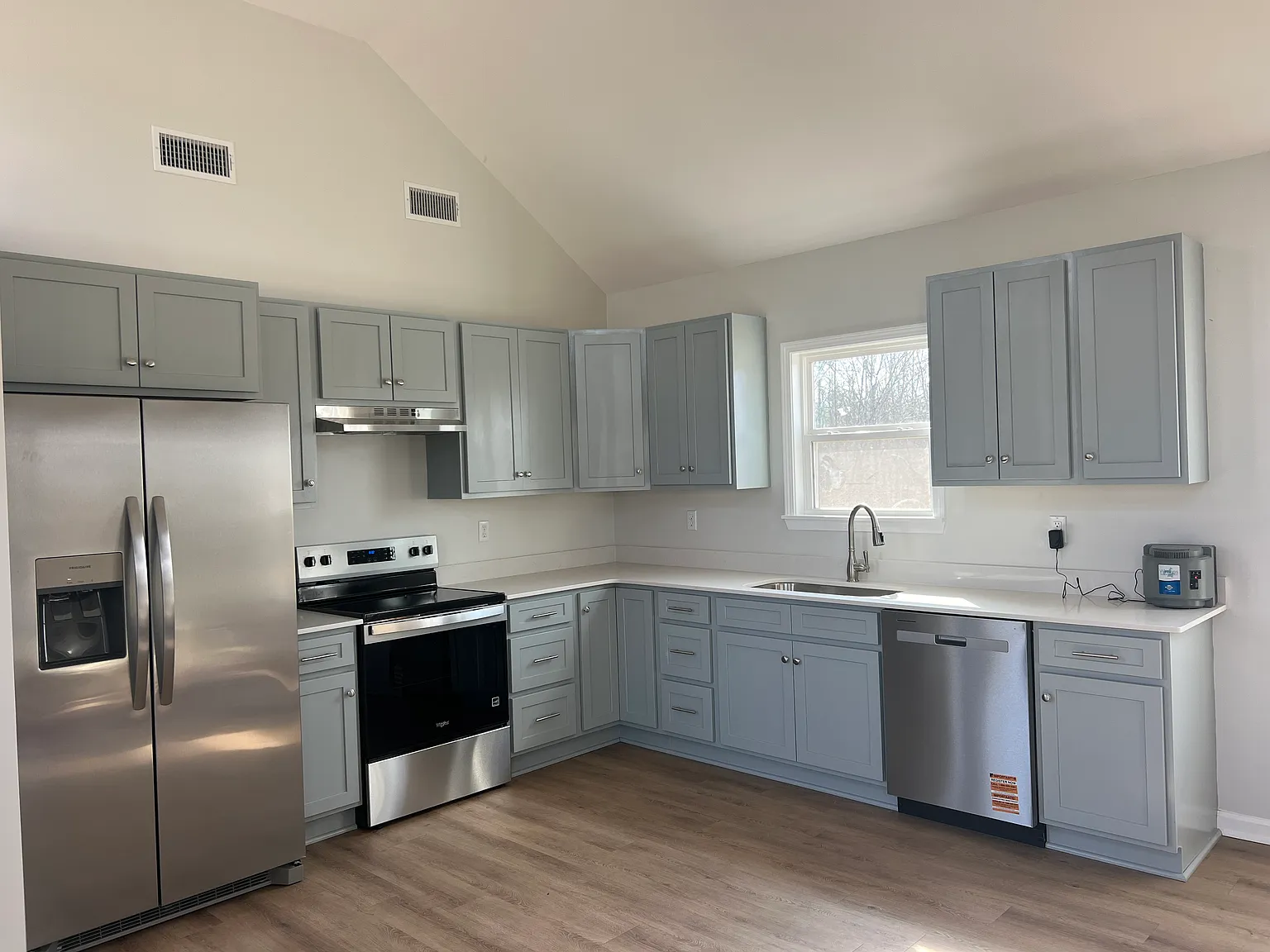 2 bed, 825 sqft, $1,400 — Photo 2