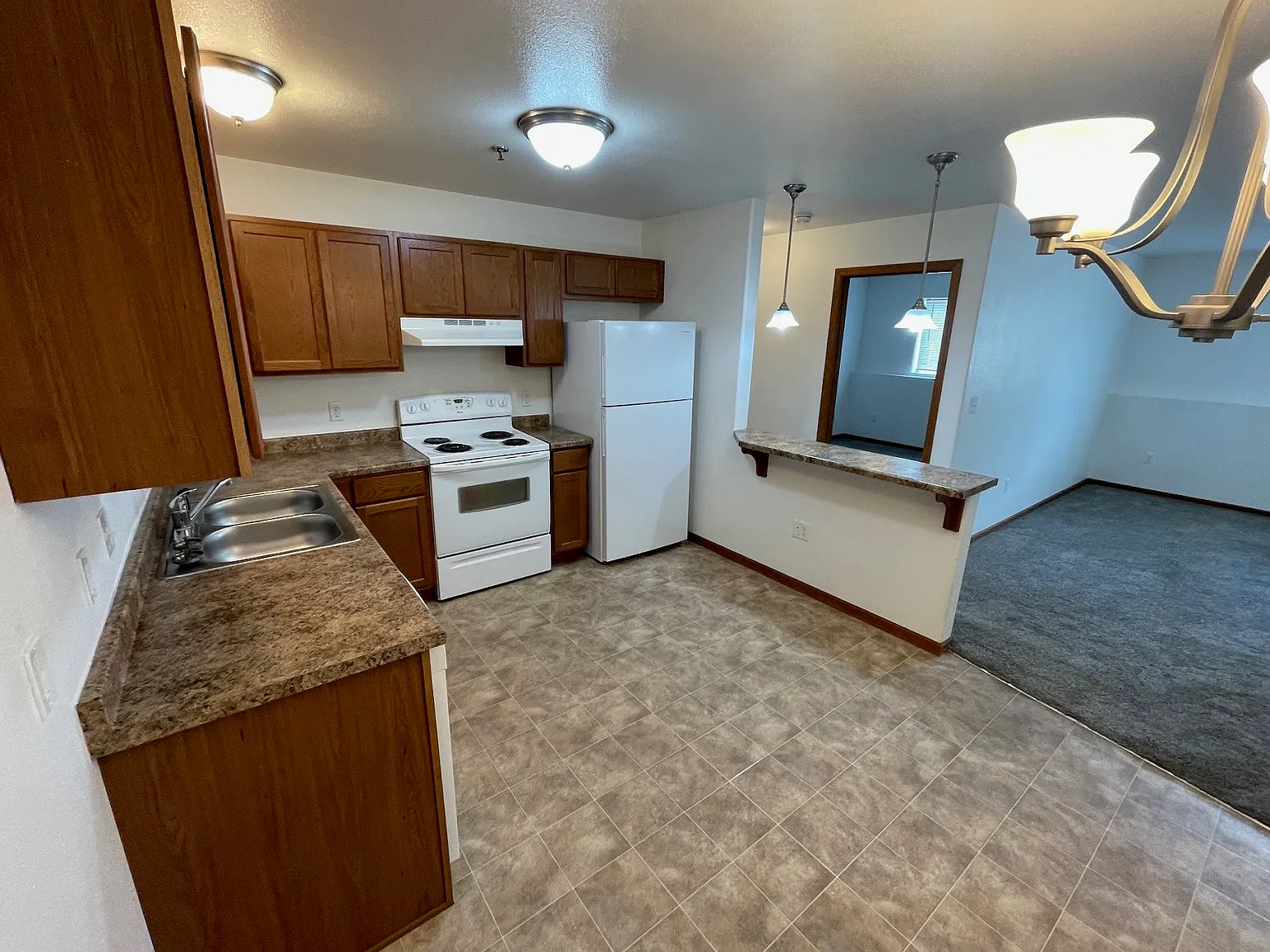 WOW! 3 bedroom, 2 bath with GARAGE! — Photo 3