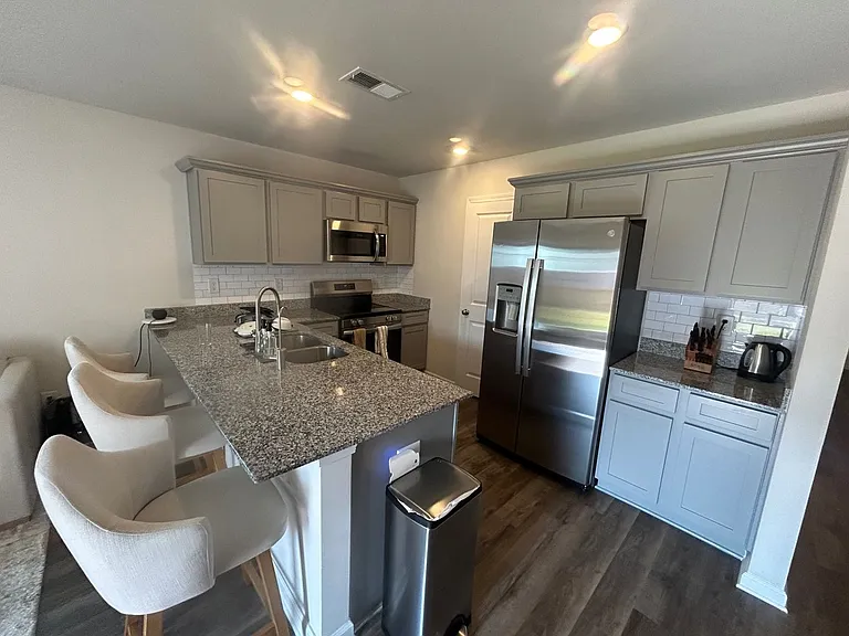 417 Middlebury Ln — Photo 3