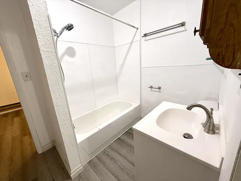 329 E St NE — Photo 16