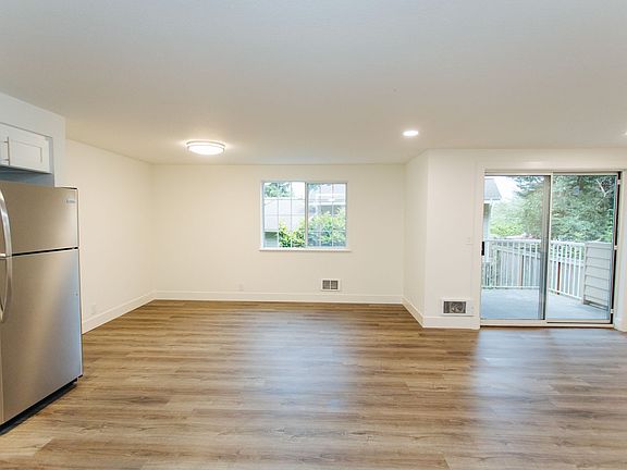 4th image of 12014 15th Ave NE #102