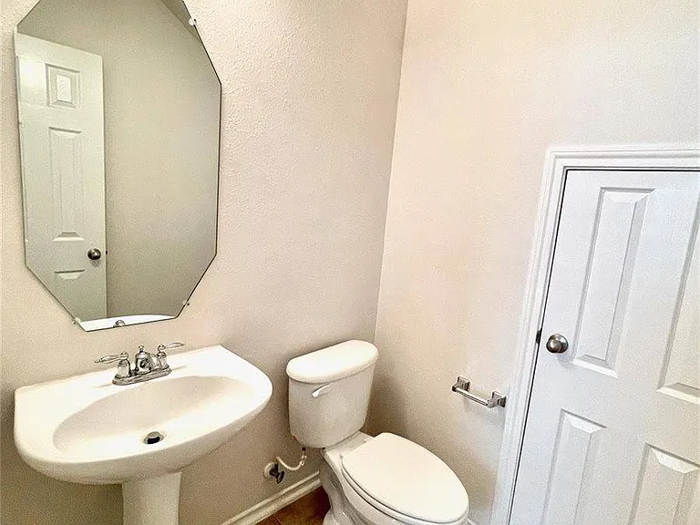 207 N Burberry Park Cir — Photo 13