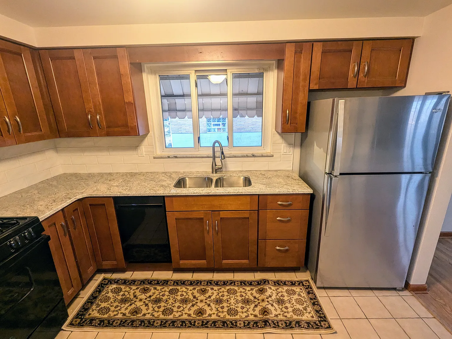 3 bed, 1025 sqft, $1,660 — Photo 2