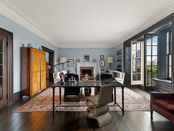 4th image of 1 W 64th St APT 12A