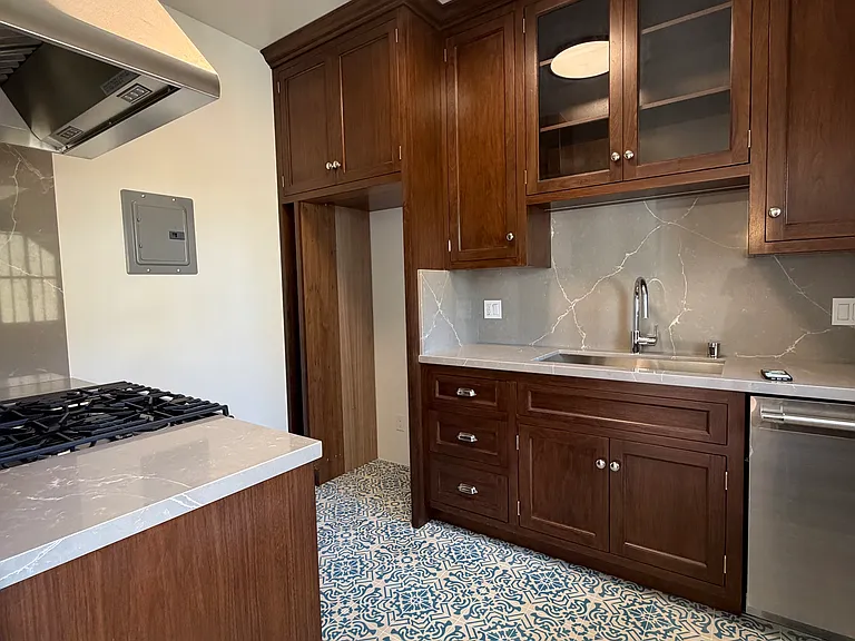 1342 N Laurel Ave #101 — Photo 7