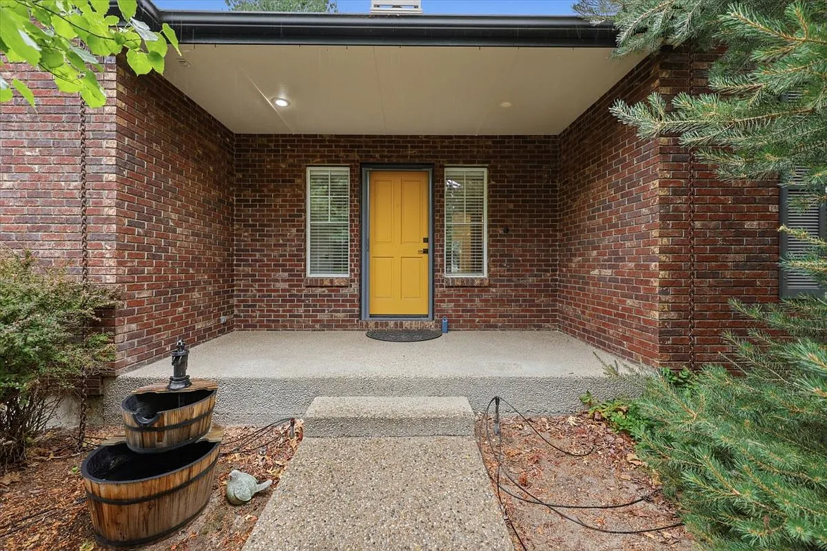 3 bed, 2458 sqft, $3,400 — Photo 3