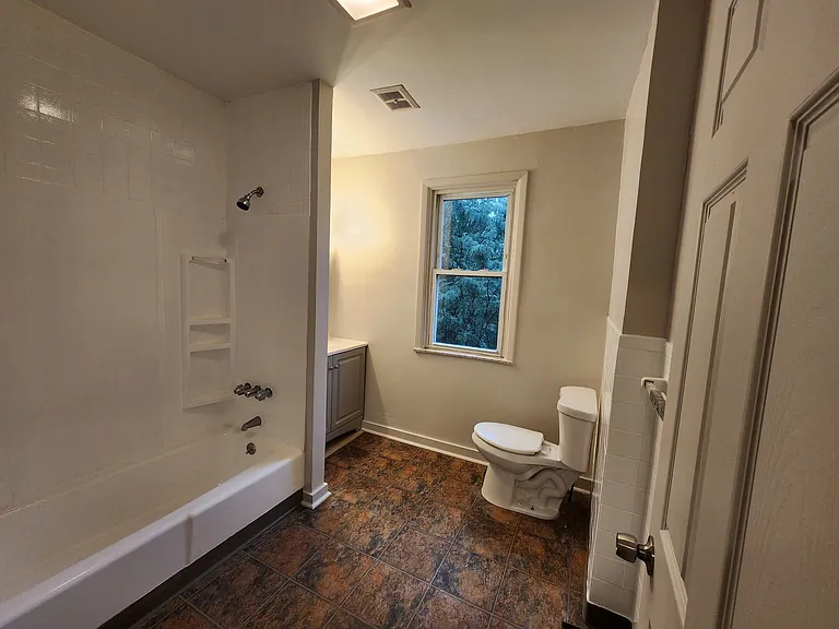 210 Radcliffe St — Photo 12