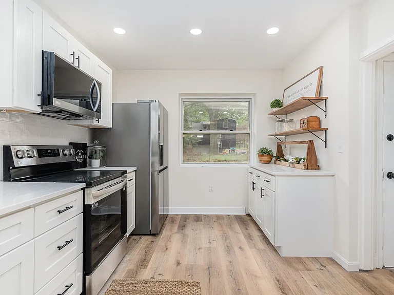 3245 Koenig Ave — Photo 8