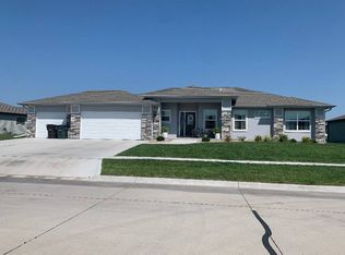 3808 Lakepark Ln, Hastings, NE 68901