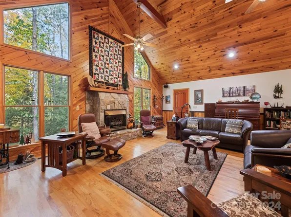 124 Ironwood Dr, Clyde, NC 28721