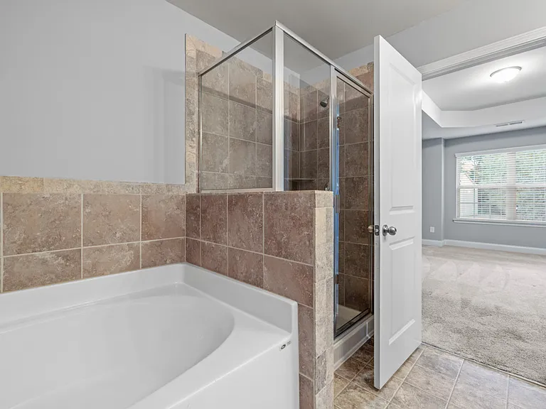 2570 Castellan Dr — Photo 31