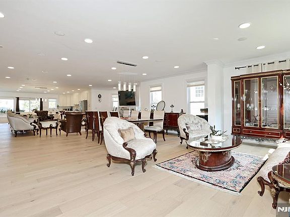 3rd image of 169 Woodward Avenue