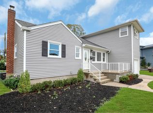 6 Shelley Ct, Plainview, NY 11803