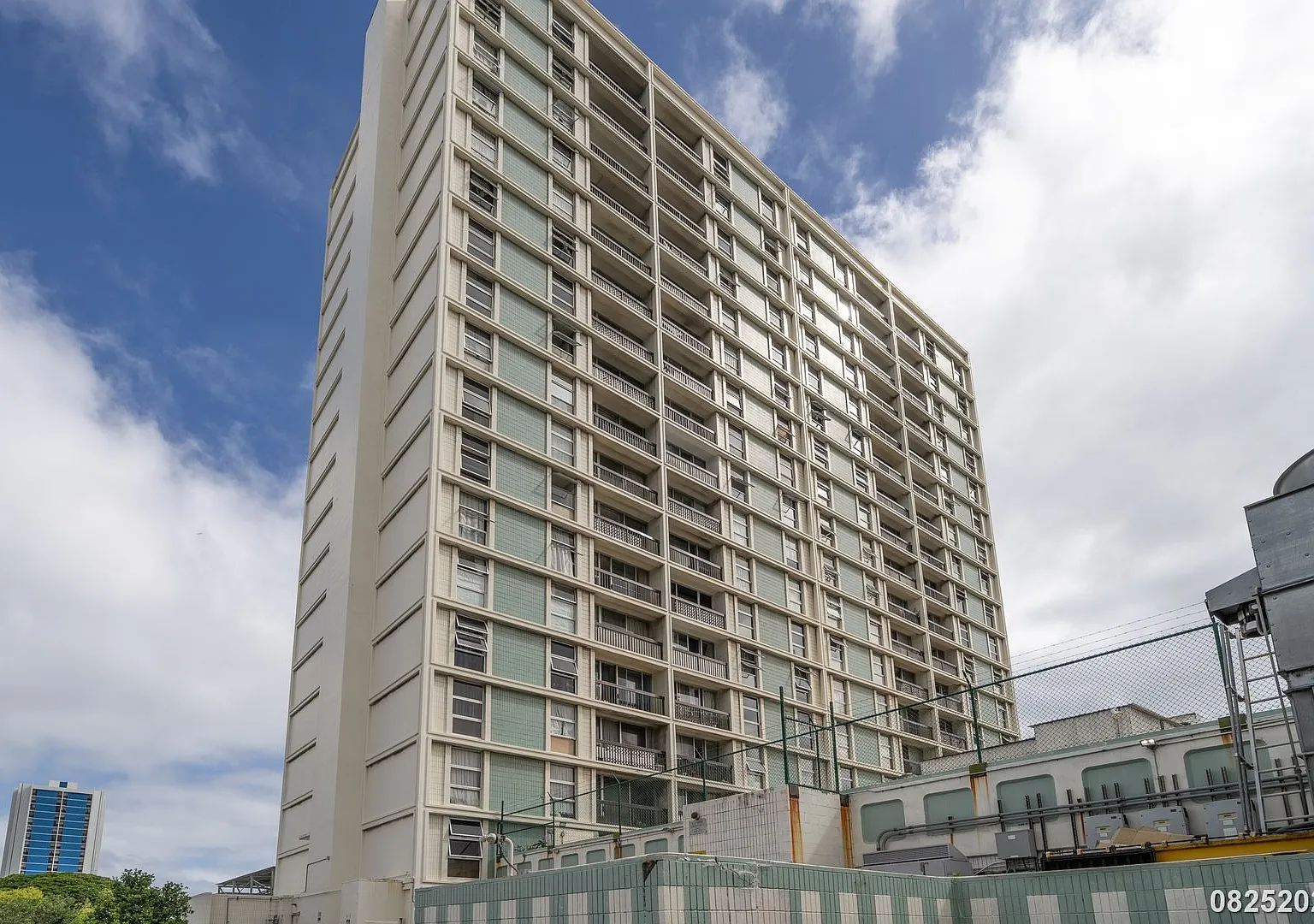 $2,900/ 2 Bed / 1 Bath / 1 Parking Furnished Liliha Square, Honolulu Available for Immediate Occu... — Photo 1