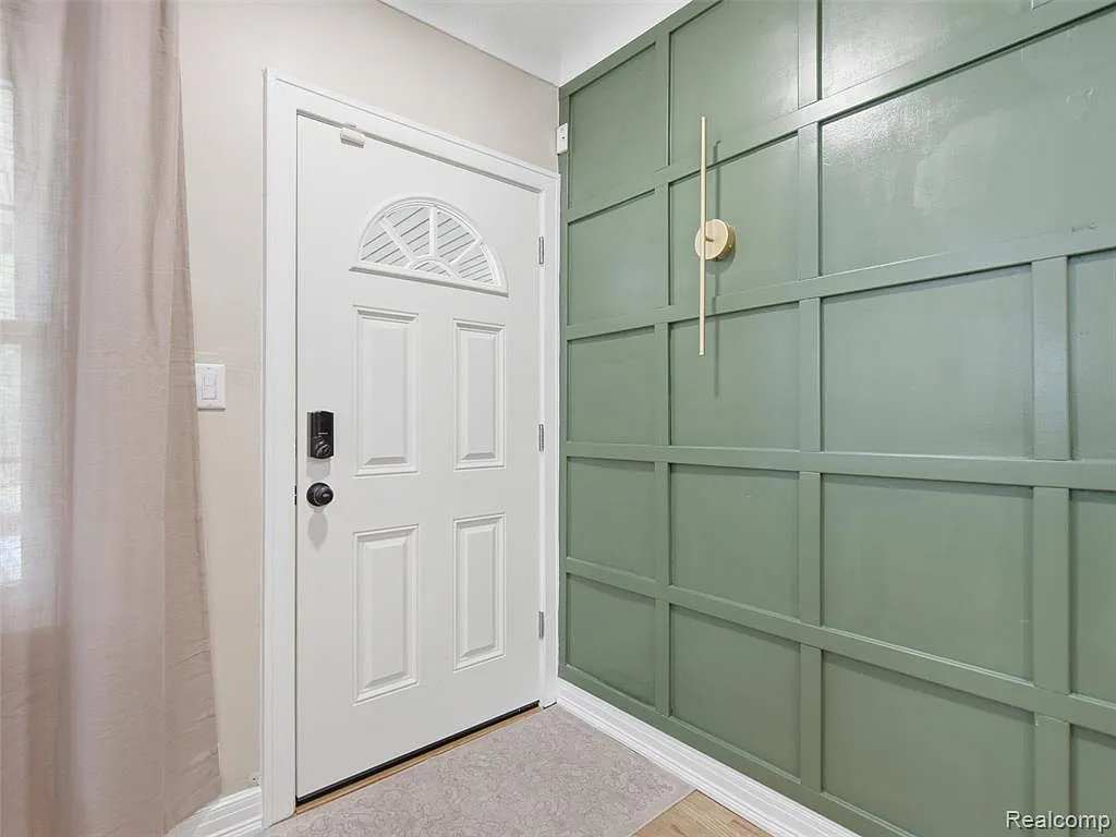 3 bed, 2.0 bath, 2021 sqft, $2,800 — Photo 4